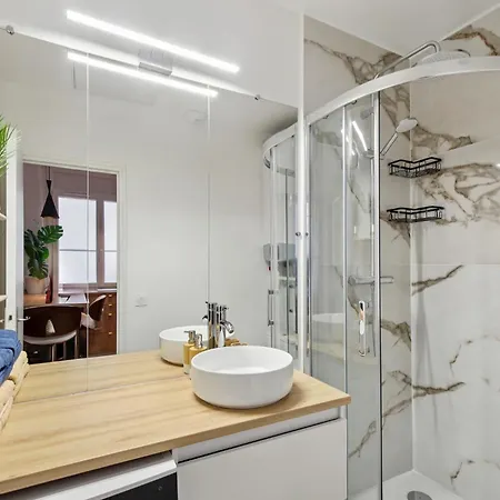 Near Eiffel Tower - Metro 6, 8, 12