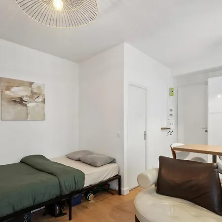 Near Eiffel Tower - Metro 6, 8, 12