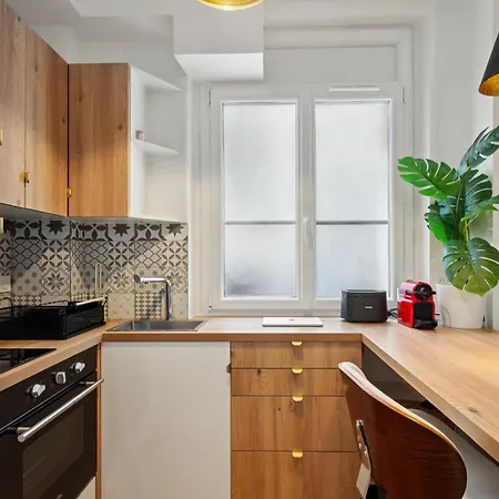 Near Eiffel Tower - Metro 6, 8, 12