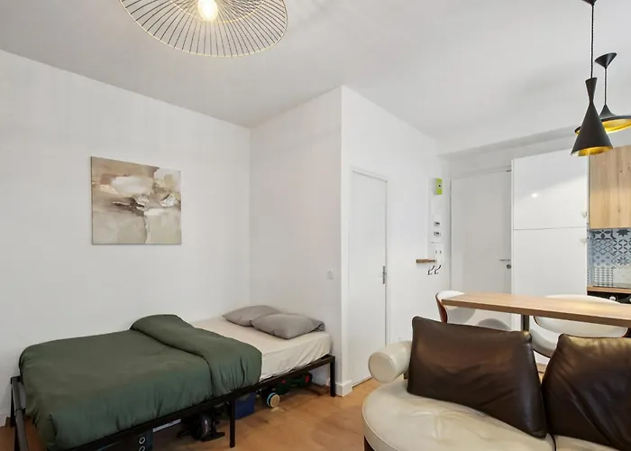 Near Eiffel Tower - Metro 6, 8, 12