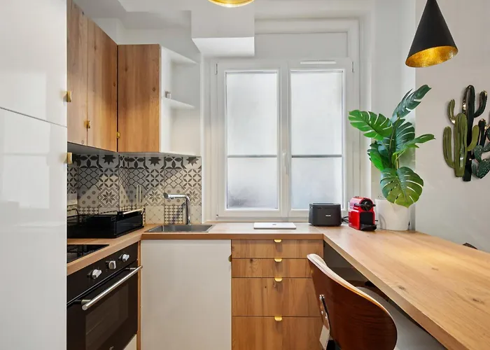 Near Eiffel Tower - Metro 6, 8, 12